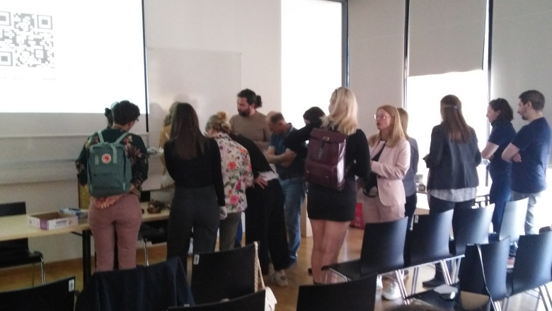 Obiskovalci si ogledujejo razstavljene predmete (foto: Mojca Ramšak)