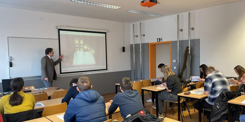 Doc. dr. Žiga Zwitter med predavanjem (foto: Hrvoje Petrić)